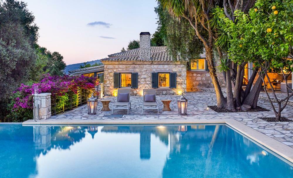 Villa Ioli- Beachfront Luxury Residence 伊古迈尼察 外观 照片