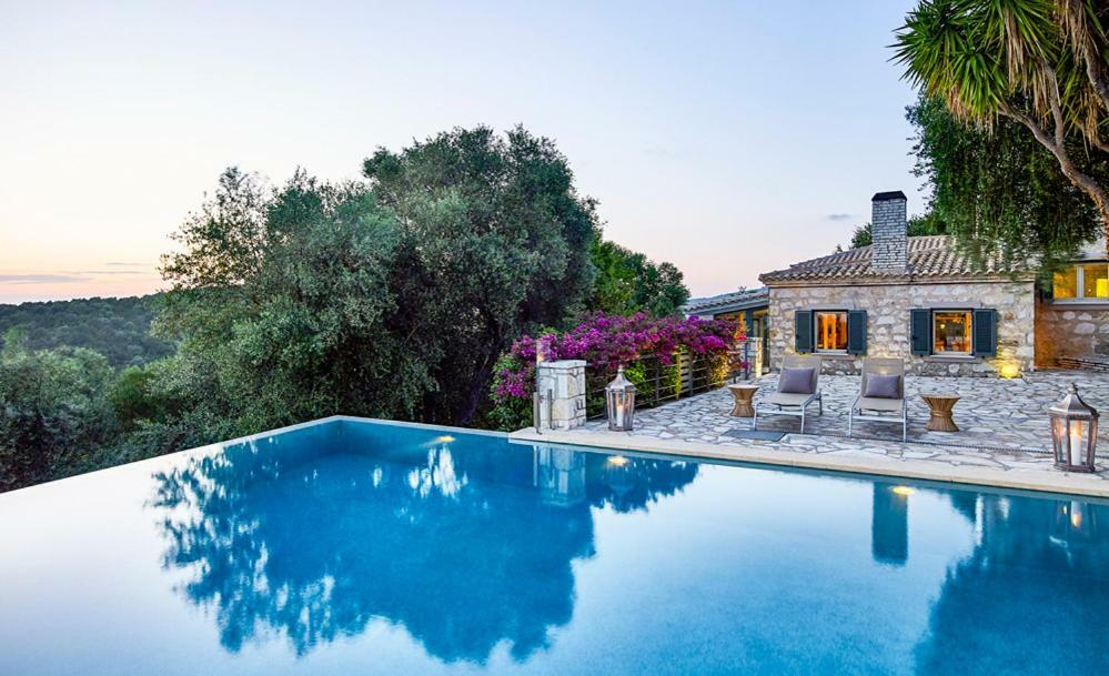 Villa Ioli- Beachfront Luxury Residence 伊古迈尼察 外观 照片