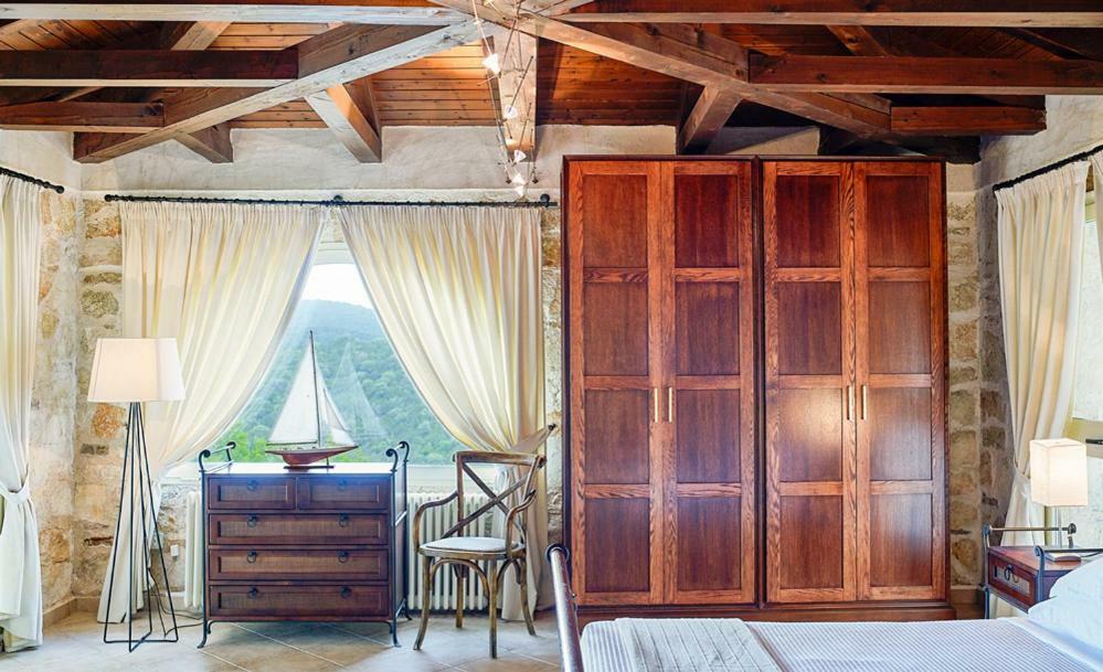 Villa Ioli- Beachfront Luxury Residence 伊古迈尼察 外观 照片