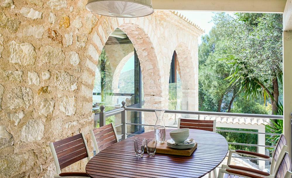 Villa Ioli- Beachfront Luxury Residence 伊古迈尼察 外观 照片