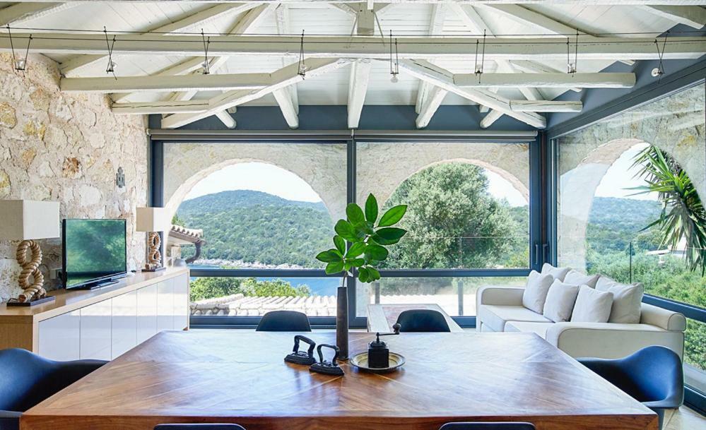 Villa Ioli- Beachfront Luxury Residence 伊古迈尼察 外观 照片