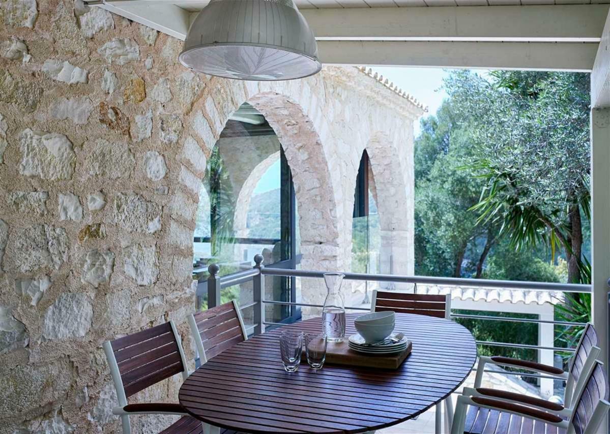 Villa Ioli- Beachfront Luxury Residence 伊古迈尼察 外观 照片