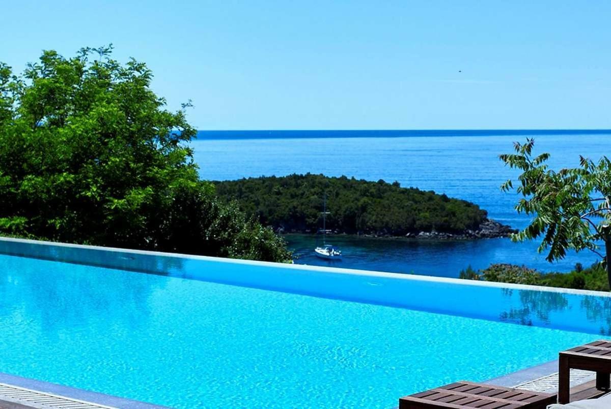 Villa Ioli- Beachfront Luxury Residence 伊古迈尼察 外观 照片
