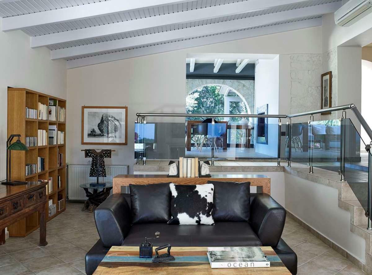 Villa Ioli- Beachfront Luxury Residence 伊古迈尼察 外观 照片