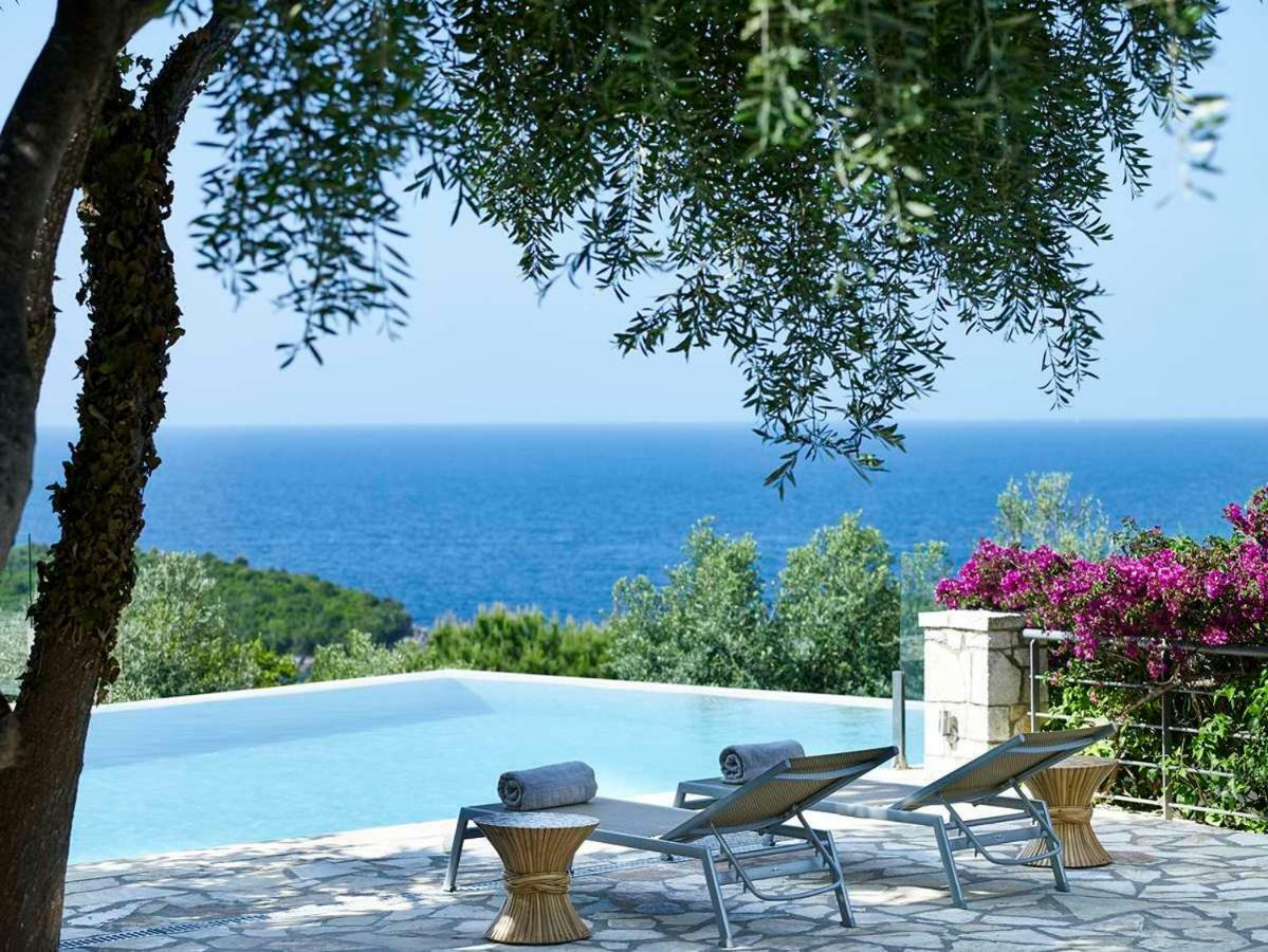 Villa Ioli- Beachfront Luxury Residence 伊古迈尼察 外观 照片