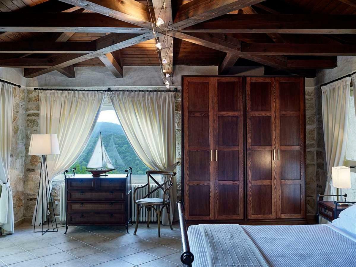 Villa Ioli- Beachfront Luxury Residence 伊古迈尼察 外观 照片