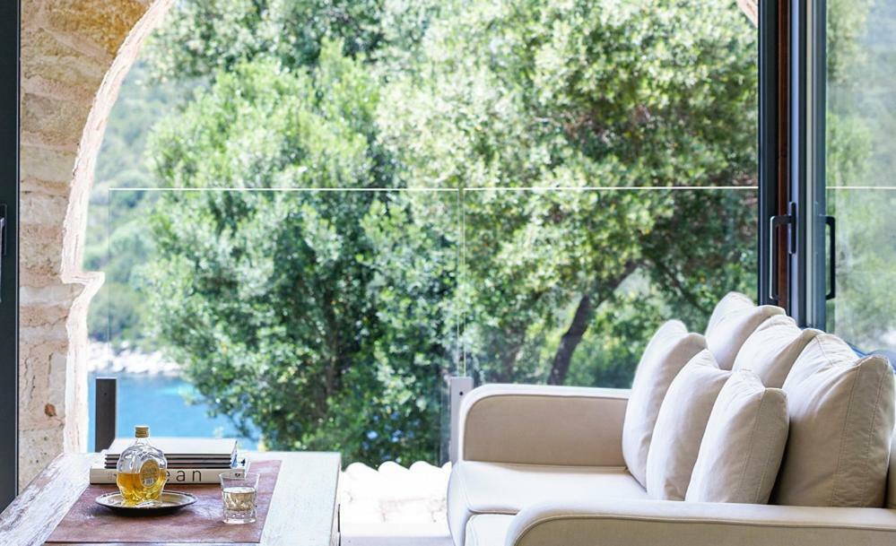 Villa Ioli- Beachfront Luxury Residence 伊古迈尼察 外观 照片
